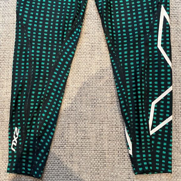2XU leggings, size Medium-Large - Picture 2 of 3